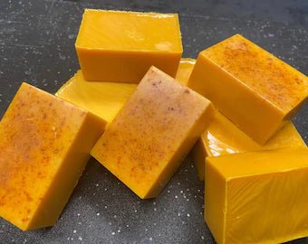 LE SAVON AU CURCUMA EST-IL BON POUR LA PEAU ? (CE QU'IL FAUT SAVOIR) - SENS DES RAISONS - SENSEOFREASONS