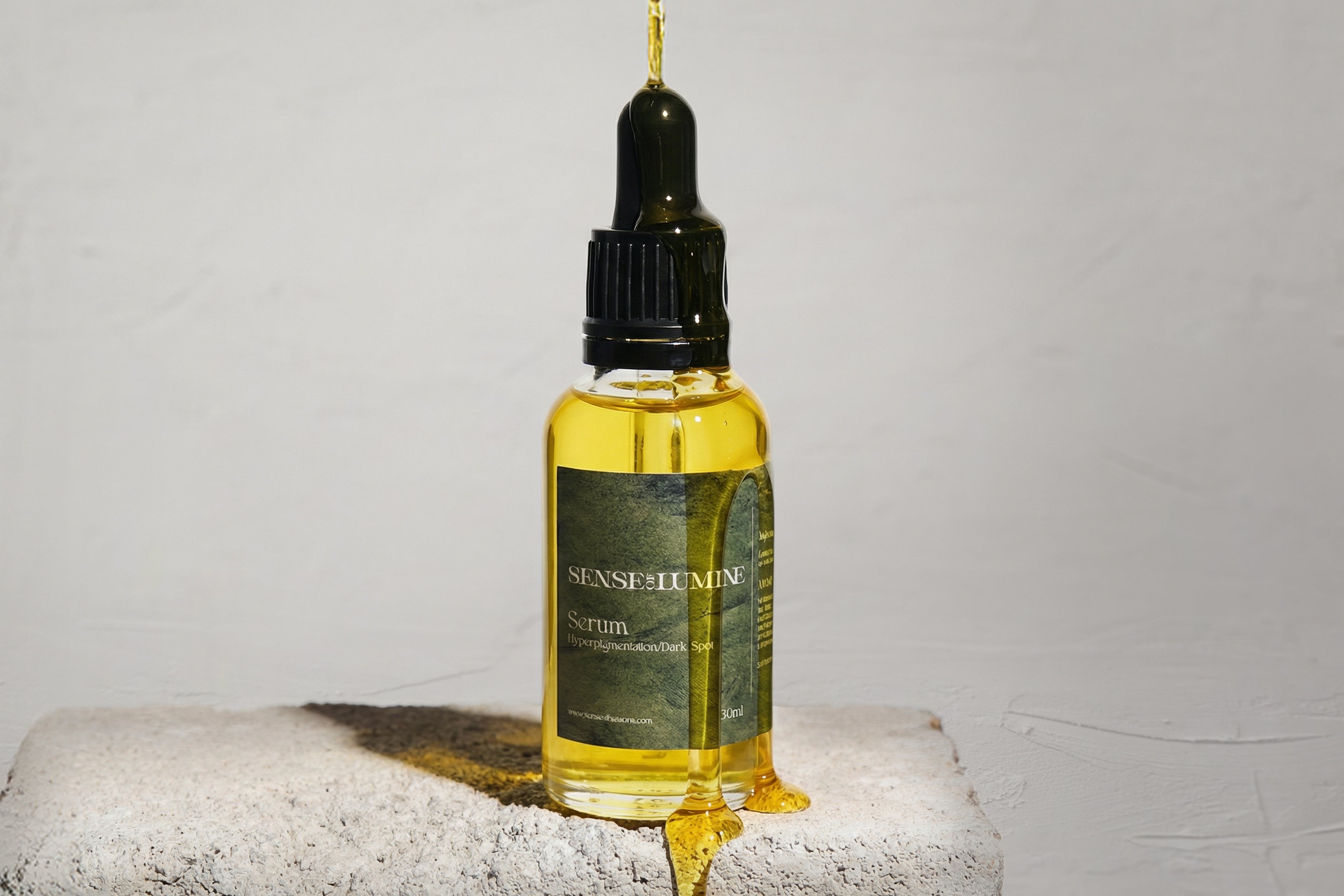 Dark spot serum that reduces dark spots and evens out hyperpigmentation on the face. Hydrates, boosts collagen, and restores radiance for a smooth, even skin tone.